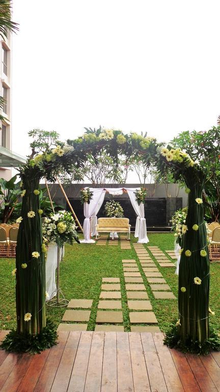 Soll Marina Hotel Serpong Exterior foto